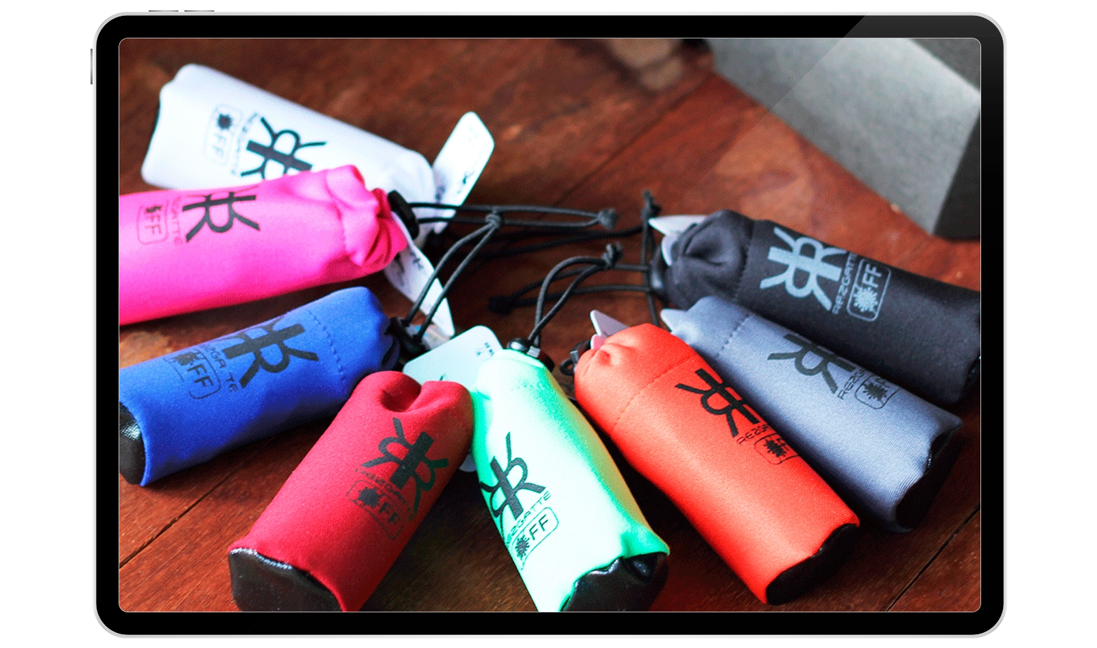 foto de tecidos dobrados dispostos em cima de uma mesa